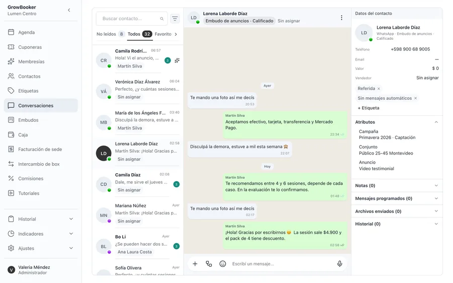 Bandeja de conversaciones con un chat de WhatsApp y la ficha del contacto con la campaña que lo trajo